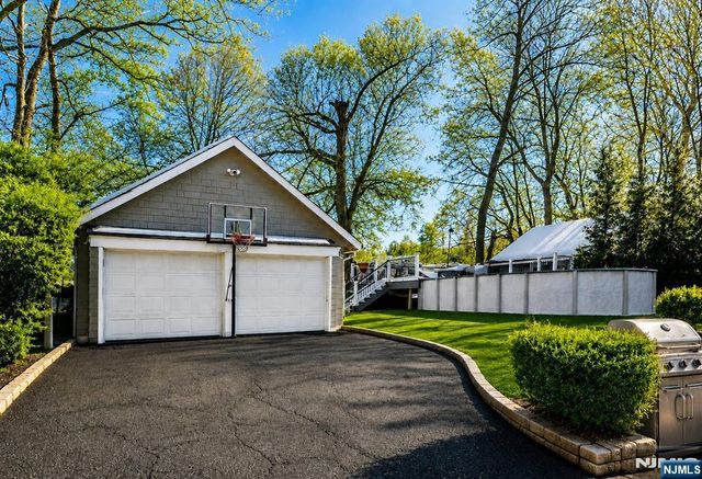 7 Wayland Drive, Verona, NJ 07044