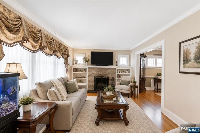 7 Wayland Drive, Verona, NJ 07044