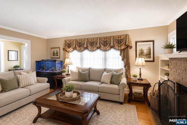 7 Wayland Drive, Verona, NJ 07044