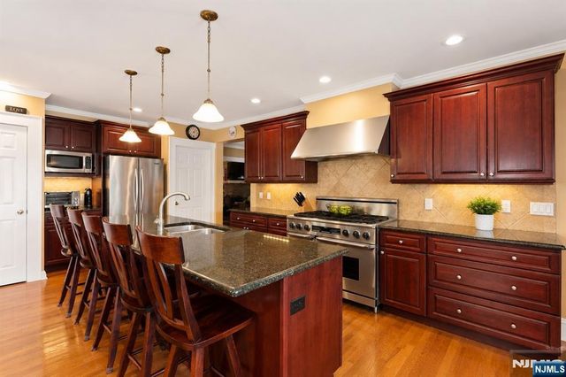 7 Wayland Drive, Verona, NJ 07044