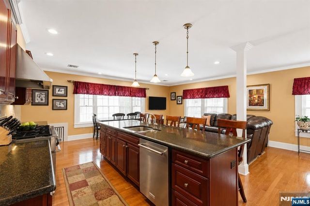 7 Wayland Drive, Verona, NJ 07044