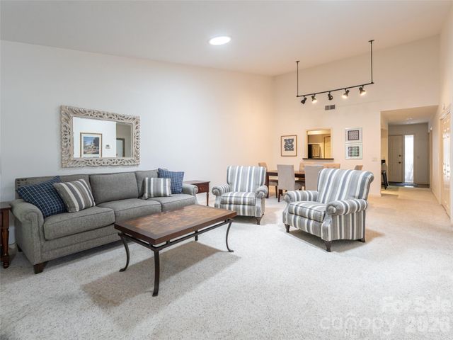 112 Live Oak Lane, Hendersonville, NC 28791