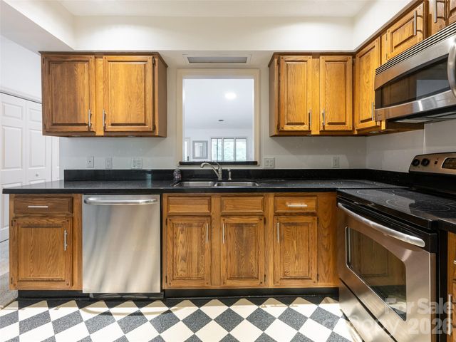 112 Live Oak Lane, Hendersonville, NC 28791