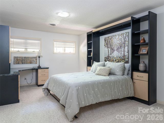 112 Live Oak Lane, Hendersonville, NC 28791