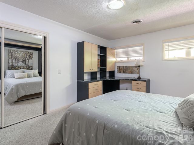 112 Live Oak Lane, Hendersonville, NC 28791