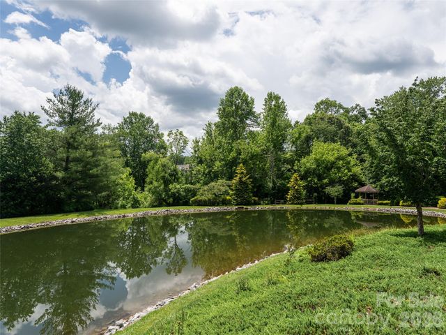 112 Live Oak Lane, Hendersonville, NC 28791