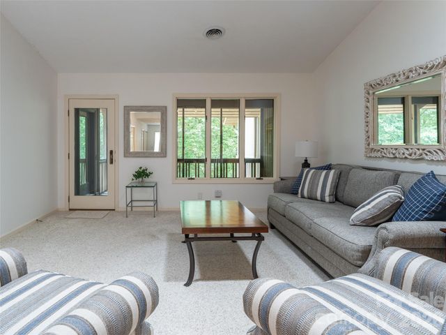 112 Live Oak Lane, Hendersonville, NC 28791
