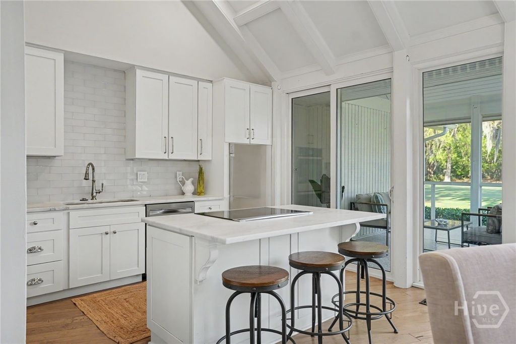 Image 5 of property listing at 12 Cricket Court, Savannah, GA 31411