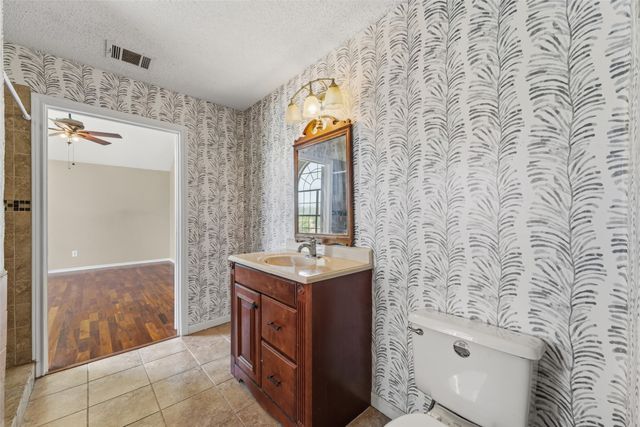 1004 Creekside Drive, Mesquite, TX 75181