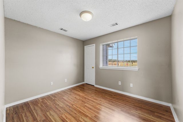 1004 Creekside Drive, Mesquite, TX 75181