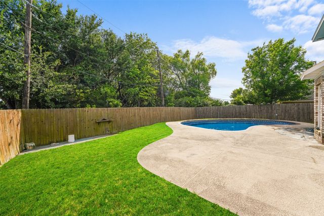 1004 Creekside Drive, Mesquite, TX 75181