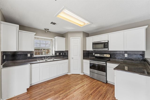 1004 Creekside Drive, Mesquite, TX 75181