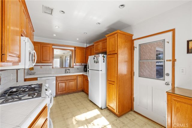 17419 Leadwell, Lake Balboa, CA 91406