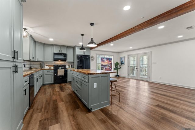 17220 Oak Ridge Dr, Livingston, LA 70754