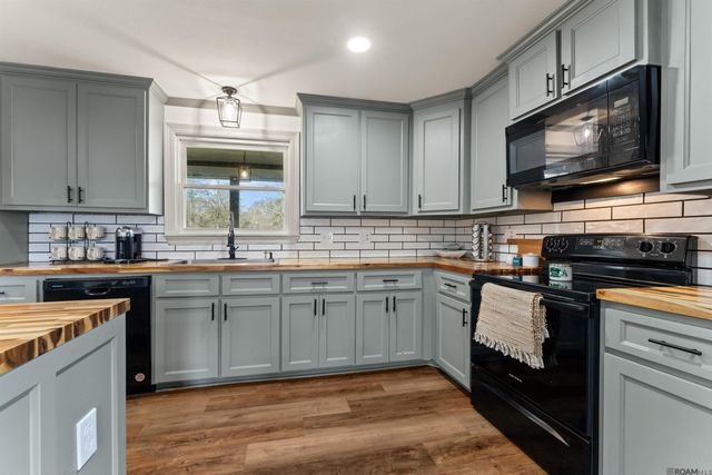 17220 Oak Ridge Dr, Livingston, LA 70754