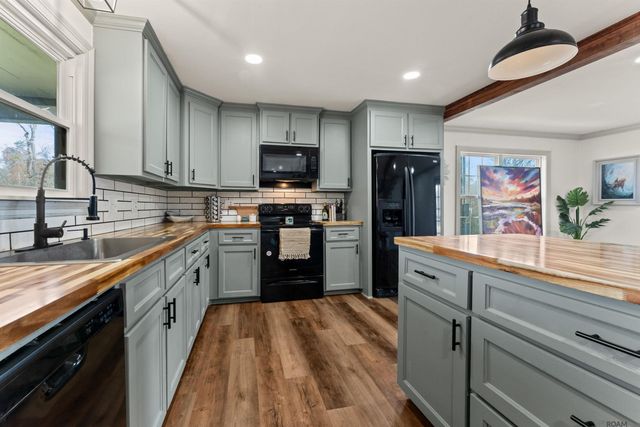 17220 Oak Ridge Dr, Livingston, LA 70754