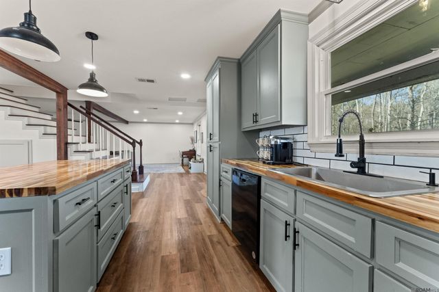 17220 Oak Ridge Dr, Livingston, LA 70754