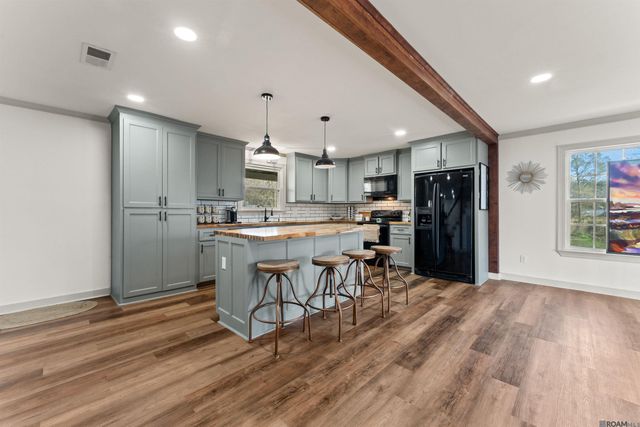 17220 Oak Ridge Dr, Livingston, LA 70754