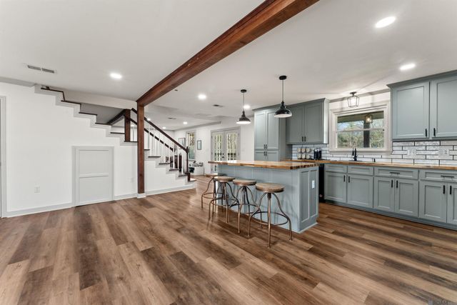 17220 Oak Ridge Dr, Livingston, LA 70754