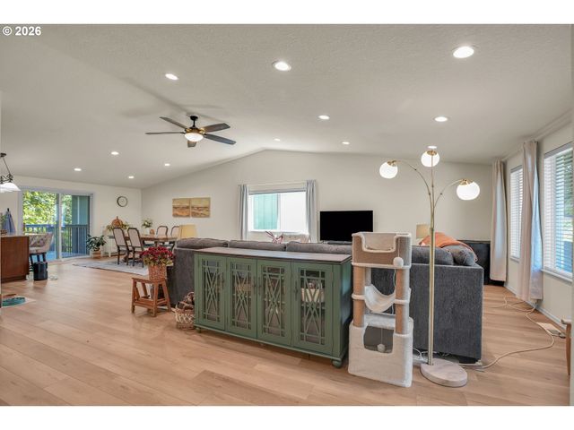 371 Belton Rd, St Helens, OR 97051