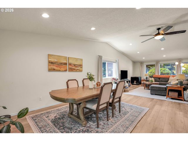 371 Belton Rd, St Helens, OR 97051