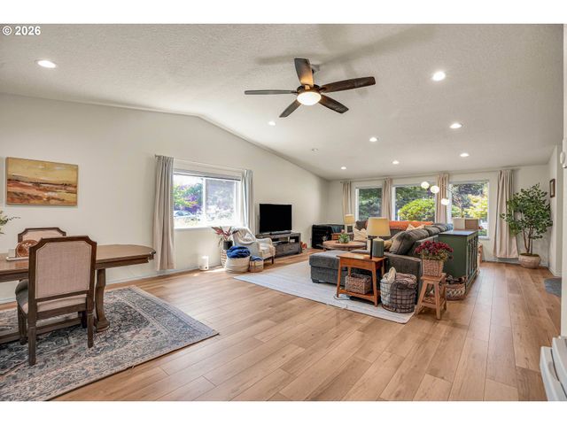 371 Belton Rd, St Helens, OR 97051