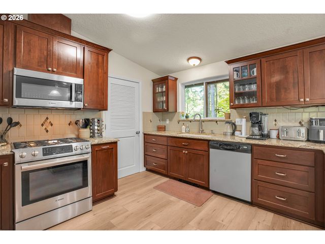 371 Belton Rd, St Helens, OR 97051
