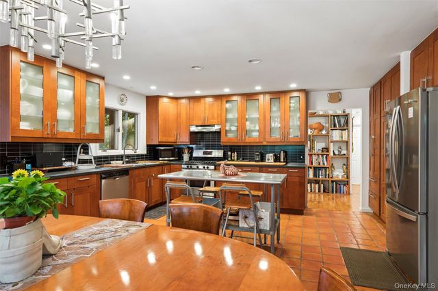 55 Island Creek Road, Southampton, NY 11968