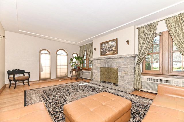 7926 Hillcrest DRIVE, Wauwatosa, WI 53213