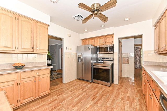 7926 Hillcrest DRIVE, Wauwatosa, WI 53213