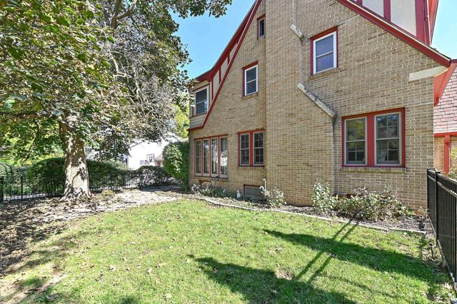 7926 Hillcrest DRIVE, Wauwatosa, WI 53213