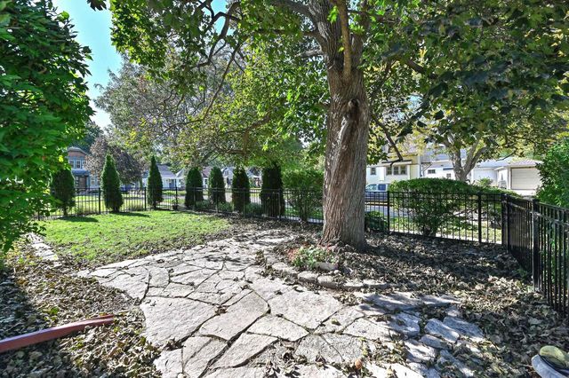 7926 Hillcrest DRIVE, Wauwatosa, WI 53213