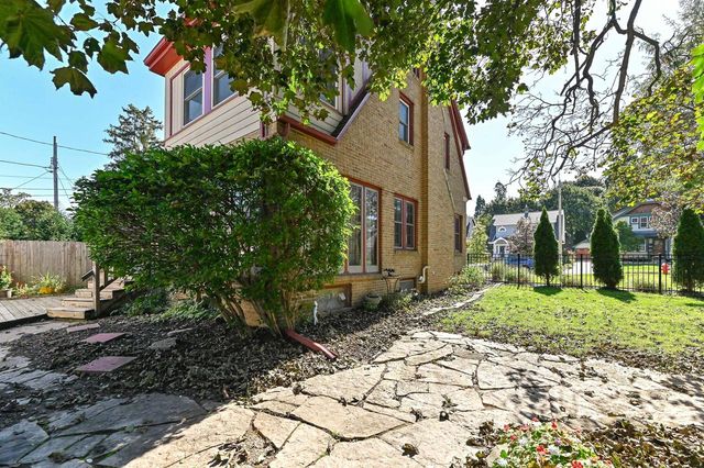 7926 Hillcrest DRIVE, Wauwatosa, WI 53213