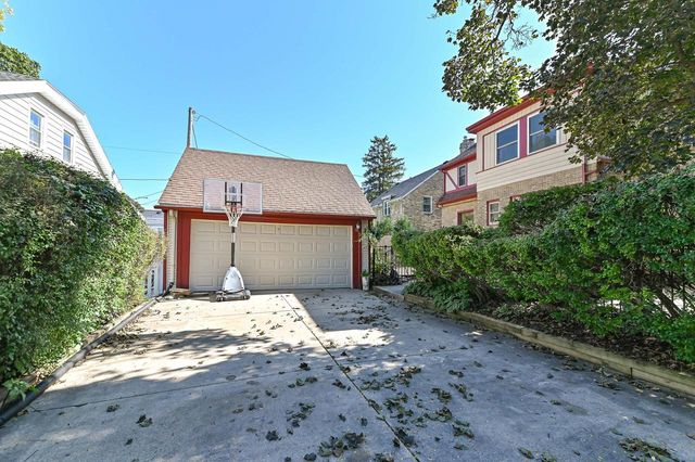 7926 Hillcrest DRIVE, Wauwatosa, WI 53213