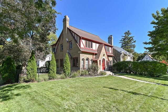 7926 Hillcrest DRIVE, Wauwatosa, WI 53213