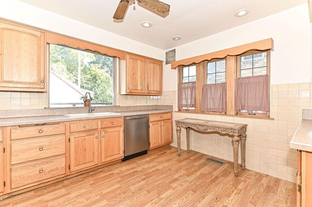7926 Hillcrest DRIVE, Wauwatosa, WI 53213