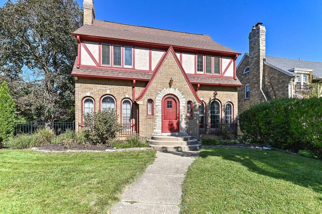7926 Hillcrest DRIVE, Wauwatosa, WI 53213