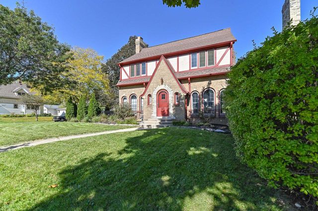 7926 Hillcrest DRIVE, Wauwatosa, WI 53213