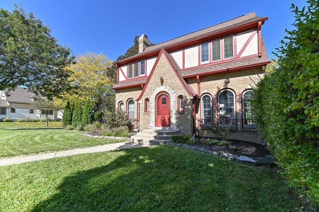 7926 Hillcrest DRIVE, Wauwatosa, WI 53213