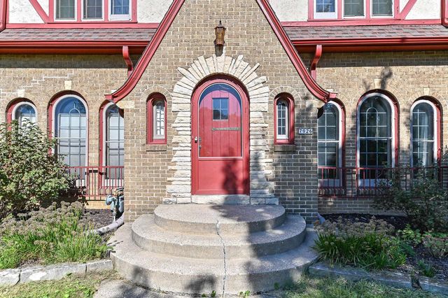 7926 Hillcrest DRIVE, Wauwatosa, WI 53213
