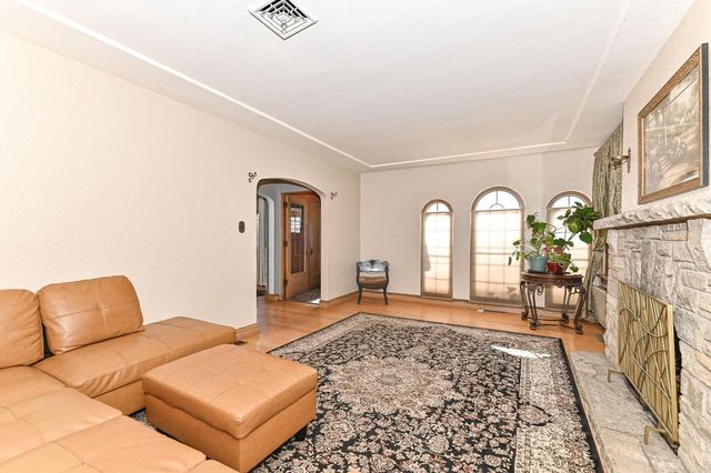 7926 Hillcrest DRIVE, Wauwatosa, WI 53213