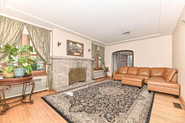 7926 Hillcrest DRIVE, Wauwatosa, WI 53213