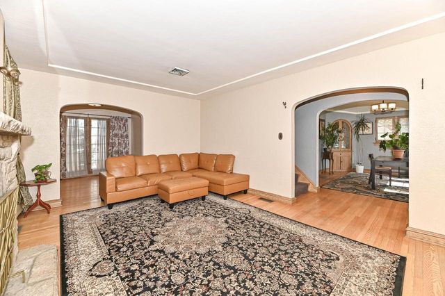 7926 Hillcrest DRIVE, Wauwatosa, WI 53213
