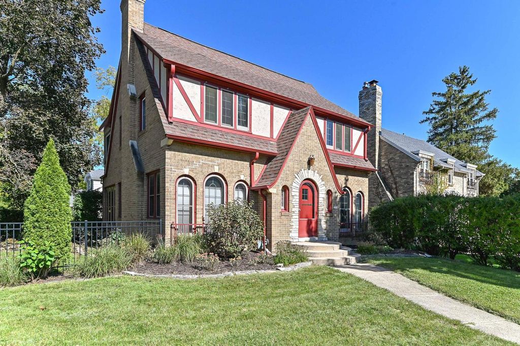 7926 Hillcrest DRIVE, Wauwatosa, WI 53213