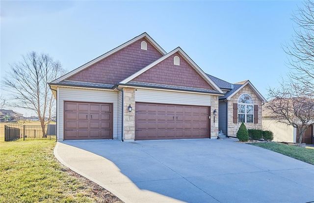 707 Tomahawk Court, Smithville, MO 64089