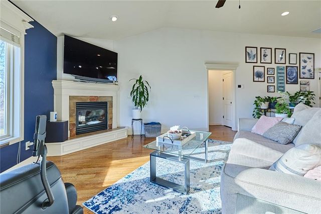 707 Tomahawk Court, Smithville, MO 64089