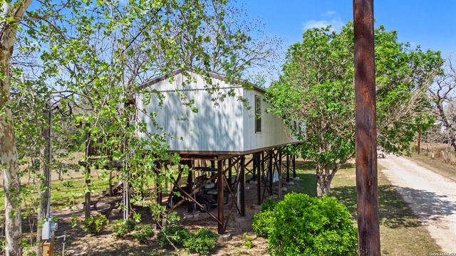 1250 Darst Creek, Seguin, TX 78155
