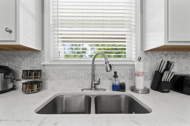 1425 Parkridge Pkwy, Louisville, KY 40214