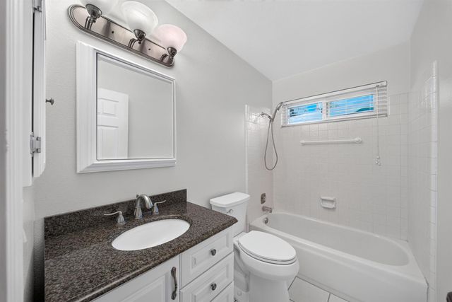 5752 E Iowa Avenue, Fresno, CA 93727