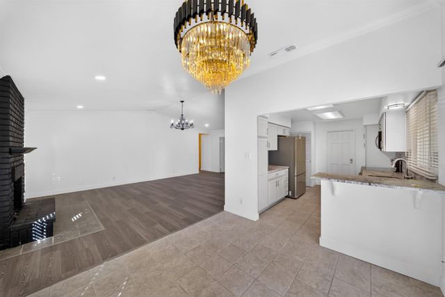 5752 E Iowa Avenue, Fresno, CA 93727
